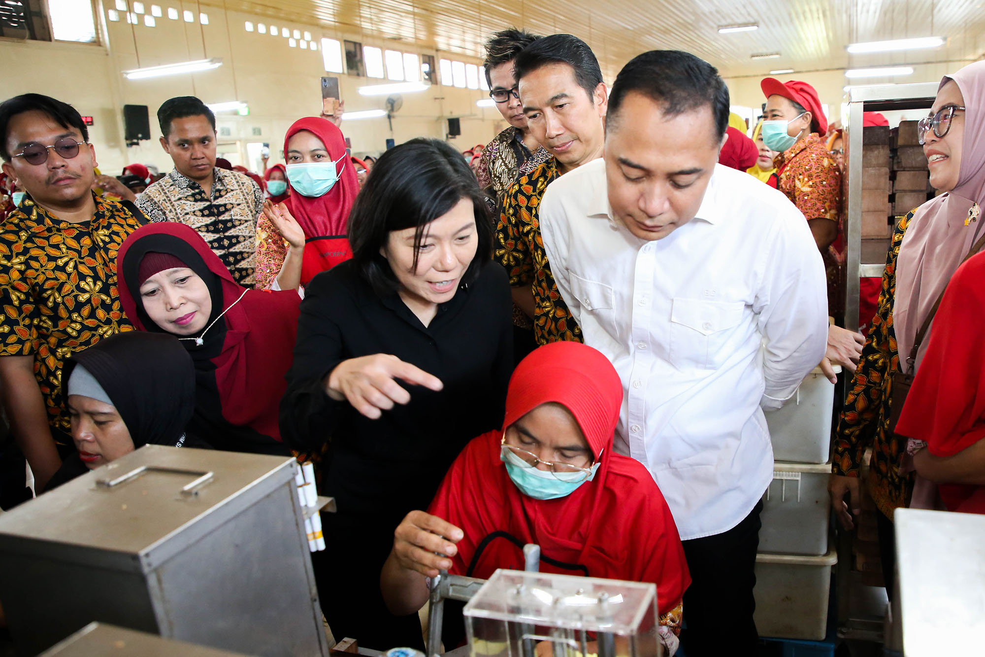 Eri Cahyadi mengunjungi PT HM Sampoerna Tbk Plant Rungkut 2, Surabaya, Kamis (18/7/2024)