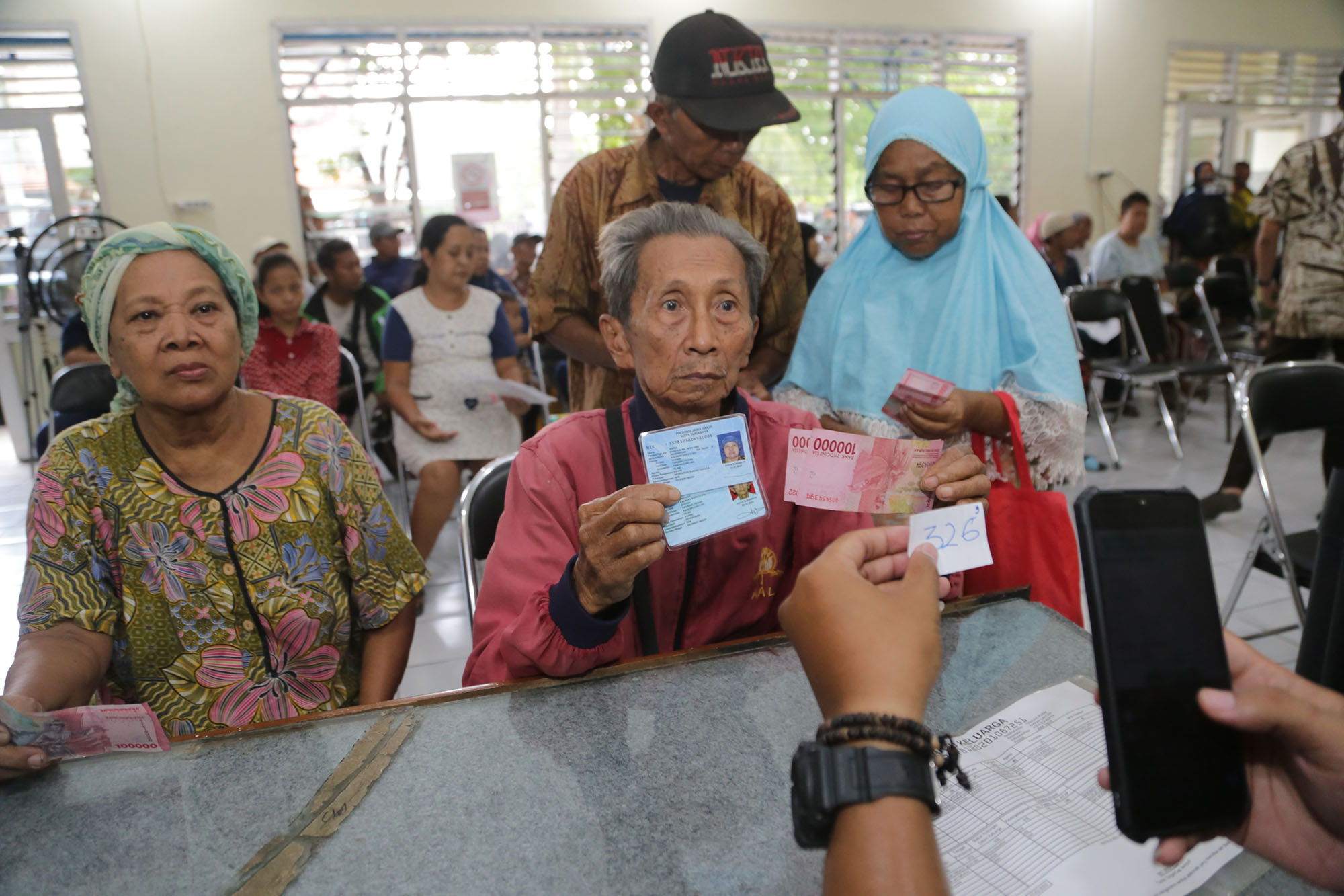 Penyaluran BLT Permakanan di Surabaya