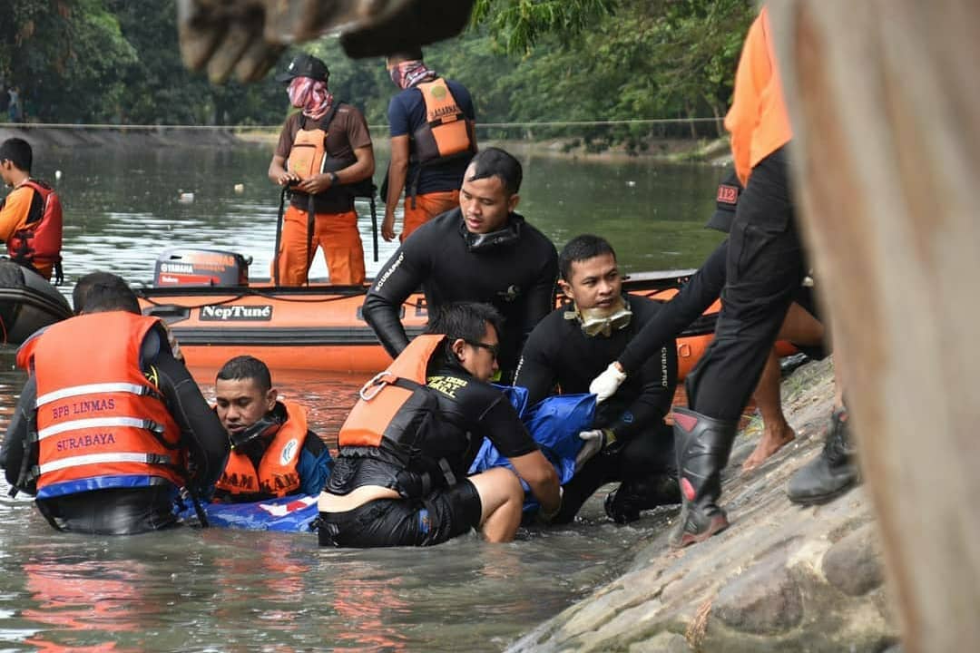 petugas mengevakuasi jenazah MPS setelah ditemukan