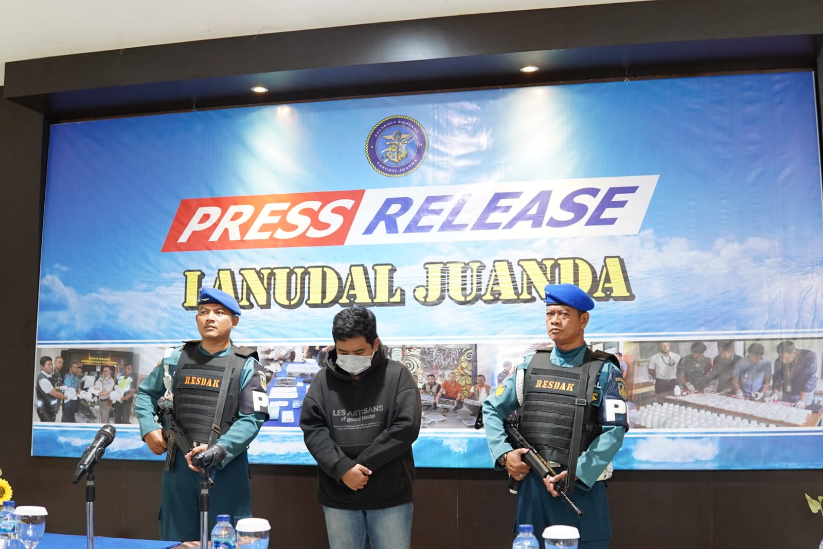 Petugas Lanudal Juanda mengamankan warga karena memberi informasi palsu terkait bom di pesawat Pelita Air.
