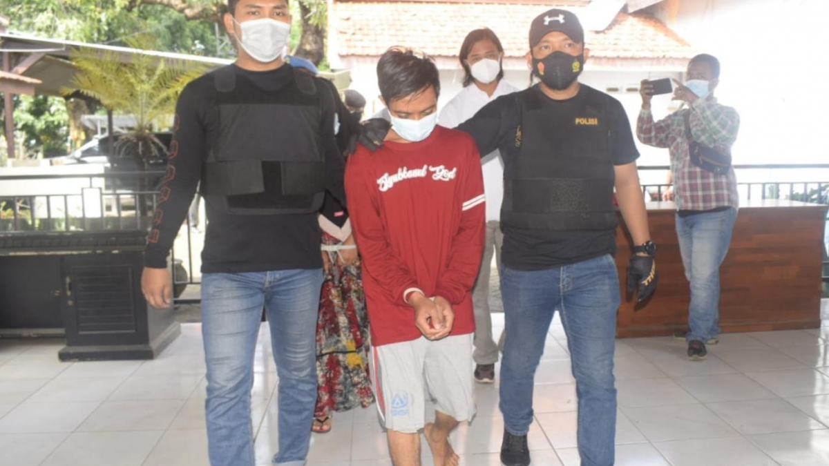 Tersangka AR (depan) dan IF (belakang) saat digelandang polisi. (MemoNews)