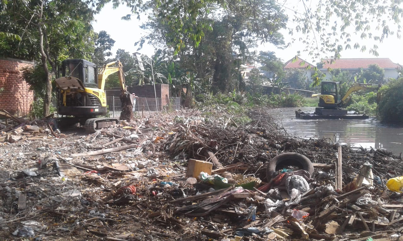 Bozem telaga manukan yang sedang dikerjakan oleh Pemkot Surabaya.