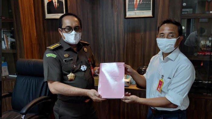 Aspidsus Kejati Jatim Rudy Irmawan saat menerima hasil audit dari BPKP Jatim terkair dugaan korupsi di tubuh Bank Jatim Cabang Kepanjen, Malang, Jumat, 28 Mei 2021. (Ist)