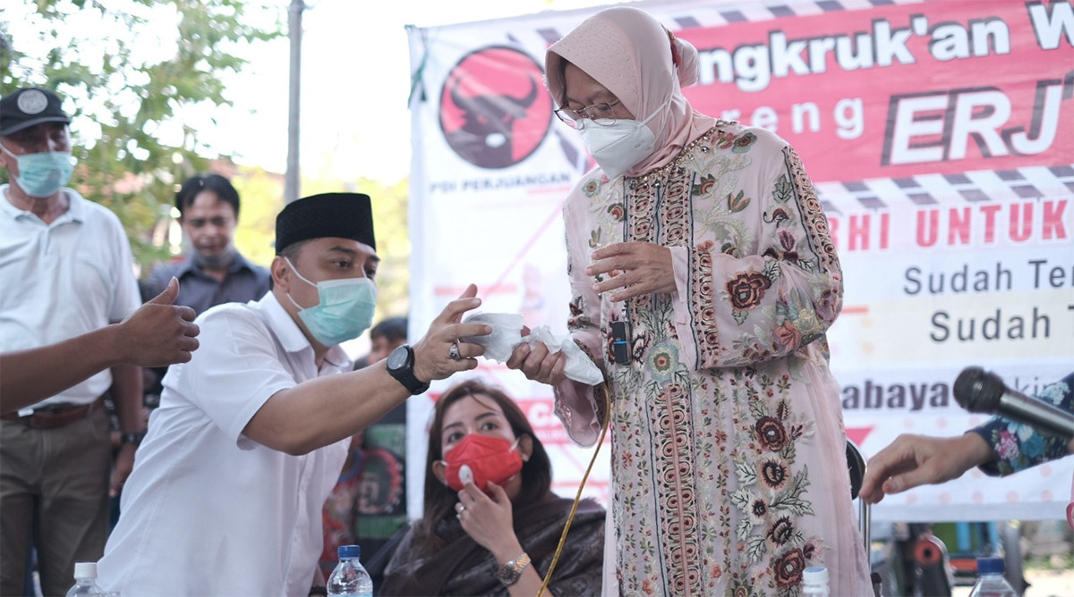 Tri Rismaharini saat menemani Eri Cahyadi blusukan