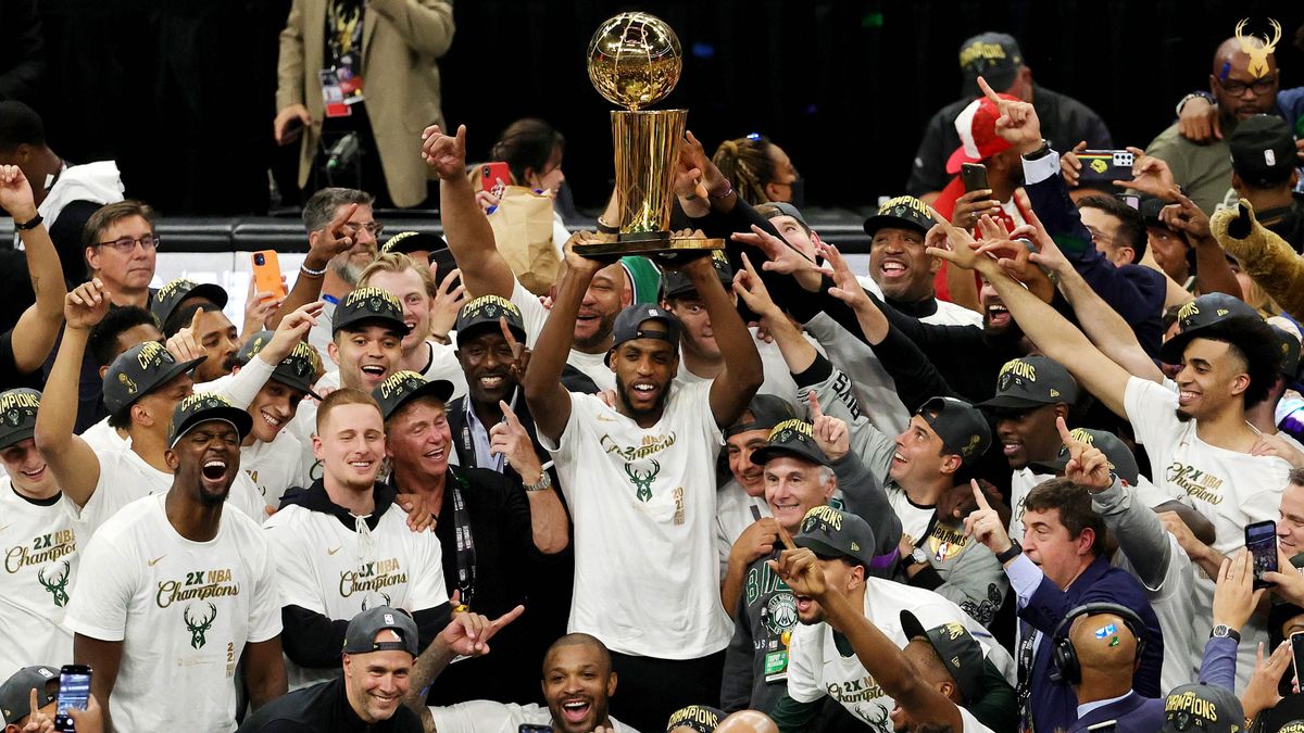 Milwaukee Bucks merayakan status juara baru NBA 2021 usai kemenangan mereka atas Phoenix Suns di final game ke-6, Rabu (21/7/2021) WIB. (Twitter @bucks)