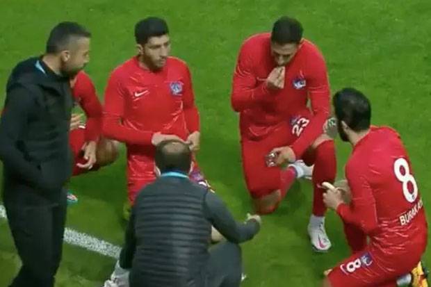 Pertandingan Giresunspor versus Ankara Keciorengucu, dihentikan sejenak demi memberi kesempatan pemain muslim berbuka puasa.