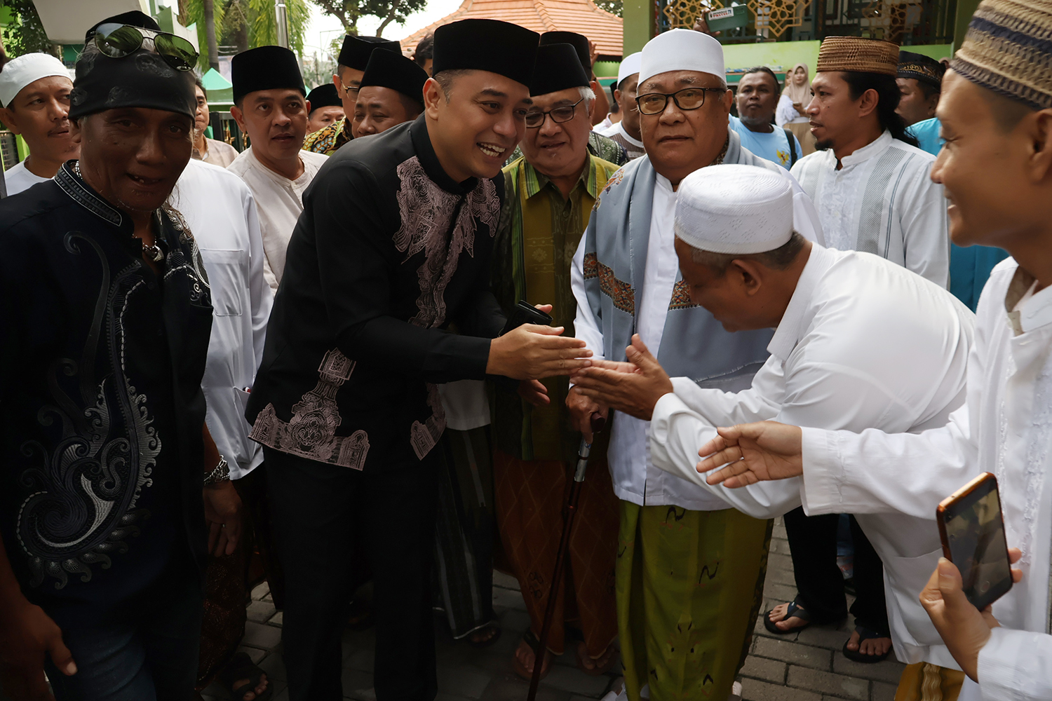 Wali Kota Surabaya Eri Cahyadi berbuka puasa bersama dengan pengurus Yayasan Masjid Al-Kautsar