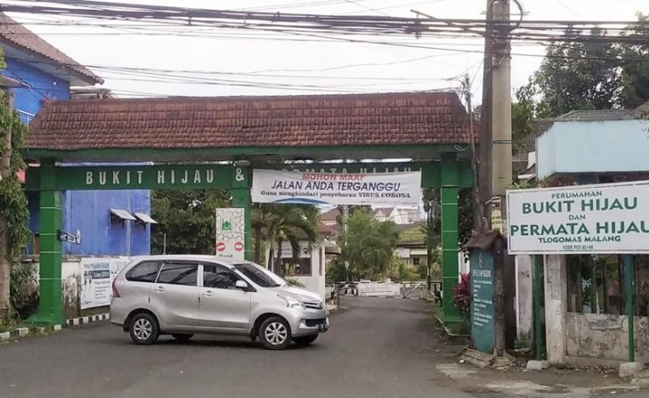 Suasana gerbang dua perumahan Bukit Hijau dan Permata Hijau di Tlogomas, Malang.