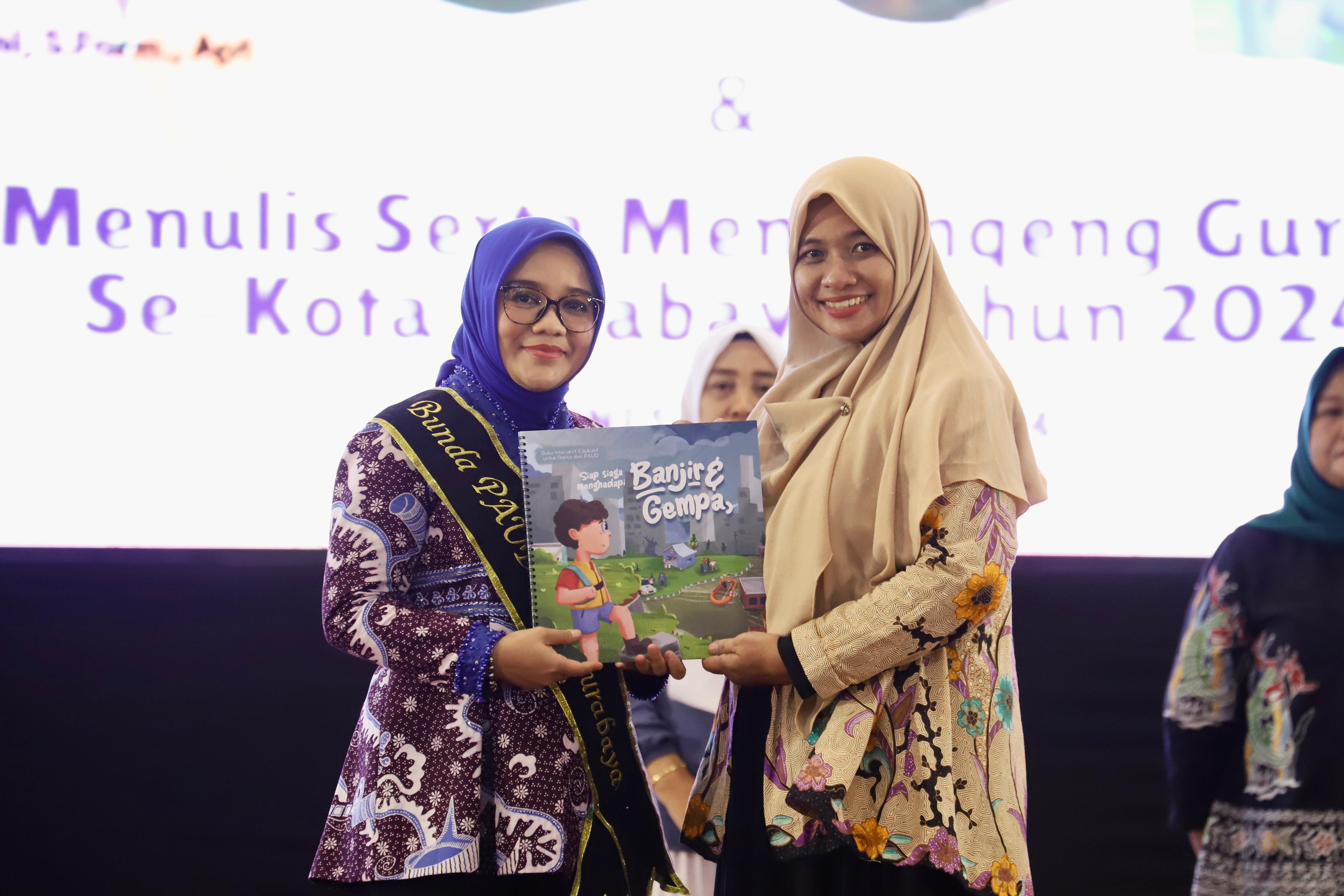 Ketua Forum Puspa Srikandi Kota Surabaya Rini Indriyani Eri Cahyadi melaunching buku 