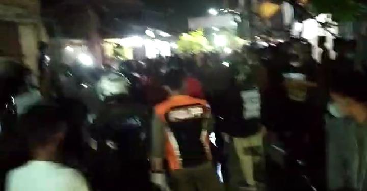 Suasana kericuhan di penertiban PPKM Darurat di Bulak Banteng, Surabaya, Sabtu (10/7/2021) malam.