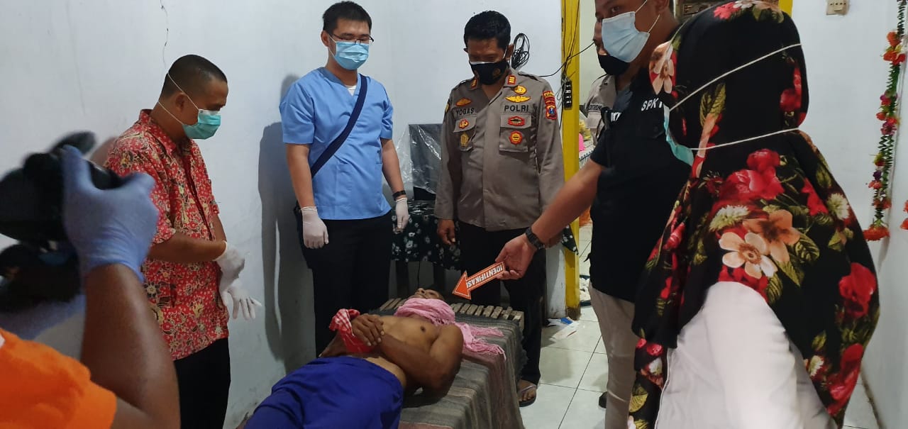 Petugas mengevakuasi dan memeriksa tubuh korban yang nekad gantung diri di pohon belakang rumahnya Desa Japanan, Kecamatan Mojowarno, Kabupaten Jombang.