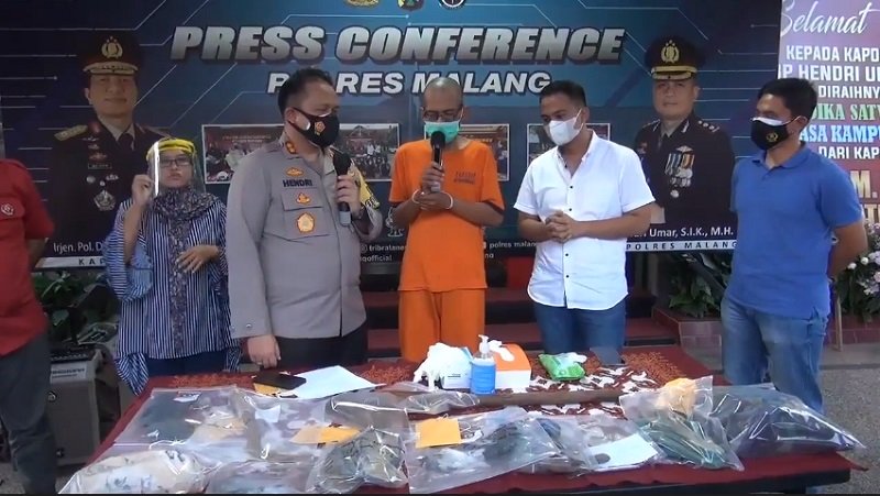 Tersangka pembunuhan Arifudin Hamdy (baju tahanan) saat di Mapolres Malang. (iNews)