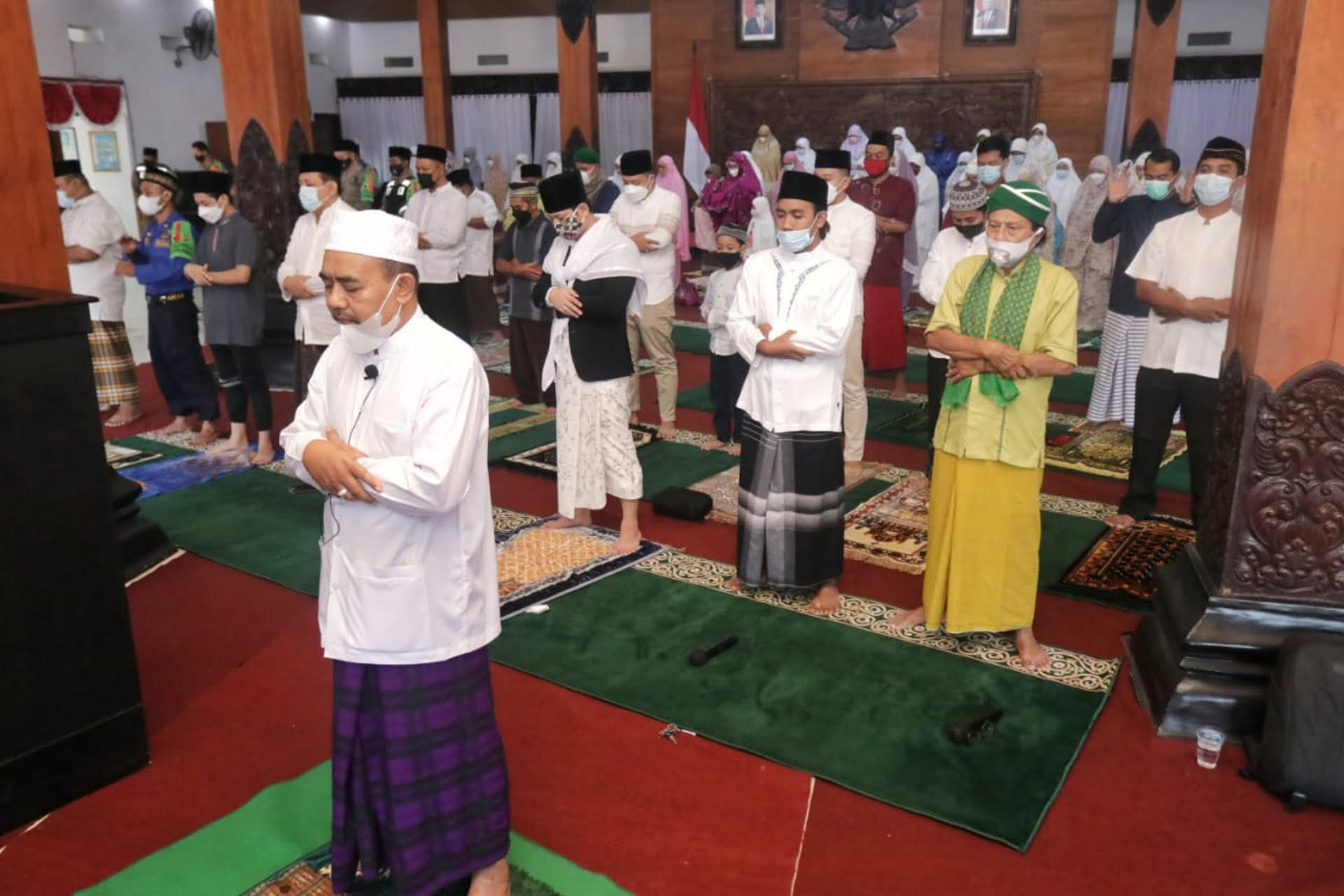  Bupati Trenggalek Mochamad Nur Arifin gelar Shalat Id bersama keluarga di Pendopo Manggala Praja Nugraha, Kamis (13/5/2021).