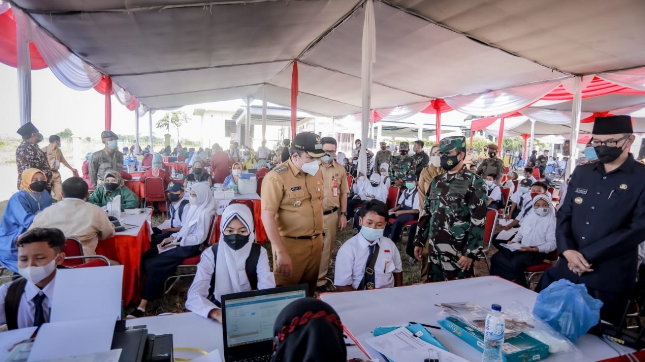 Bupati jember saat tinjau vaksinasi massal.