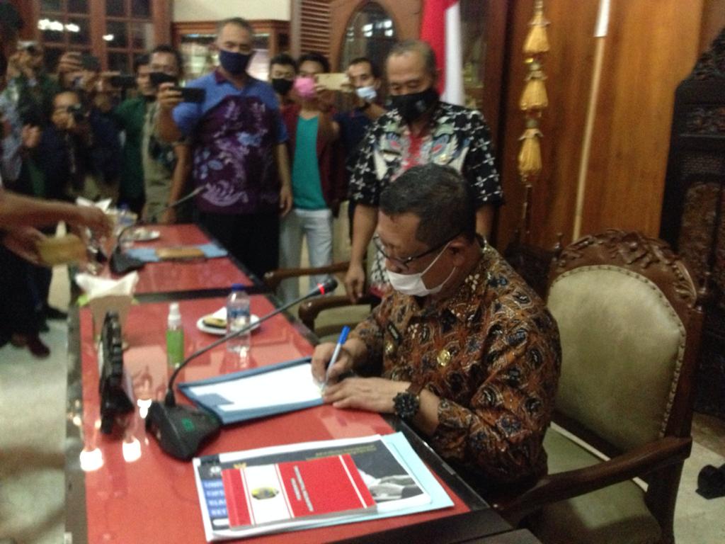 Bupati Tulungagung Maryoto Birowo menandatangani penolakan terhadap UU Cipta Kerja 