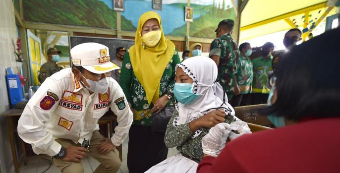 Bupati Pasuruan HM Irsyad Yusuf saat meninjau vaksinasi anak, baru-baru ini.