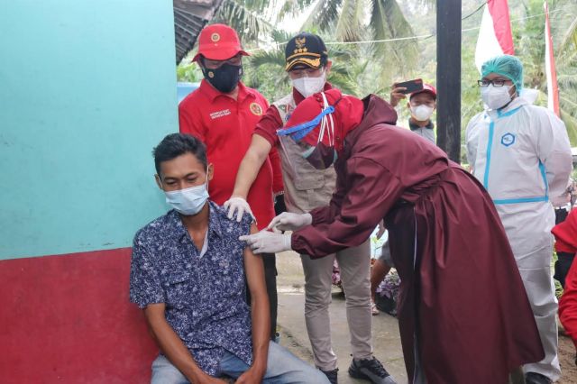 Bupati Trenggalek Mochamad Nur Arifin (tengah).