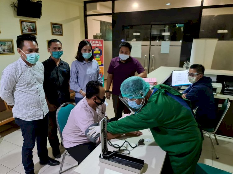Terpidana Hasan Nur Effendi saat dilakukan rapid test oleh dokter Kejati Jatim (FOTO IST)