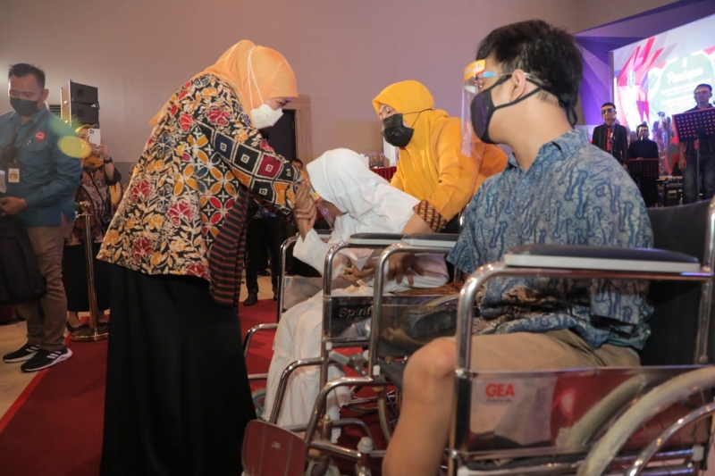 Gubernur Jawa Timur Khofifah Indar Parawansa saat penutupan Unjuk Gelar Keterampilan Hasil Karya Anak Disabilitas serta Seminar Inklusi tingkat Provinsi Jatim Tahun 2021 di Hotel Batu Suki Kota Batu.