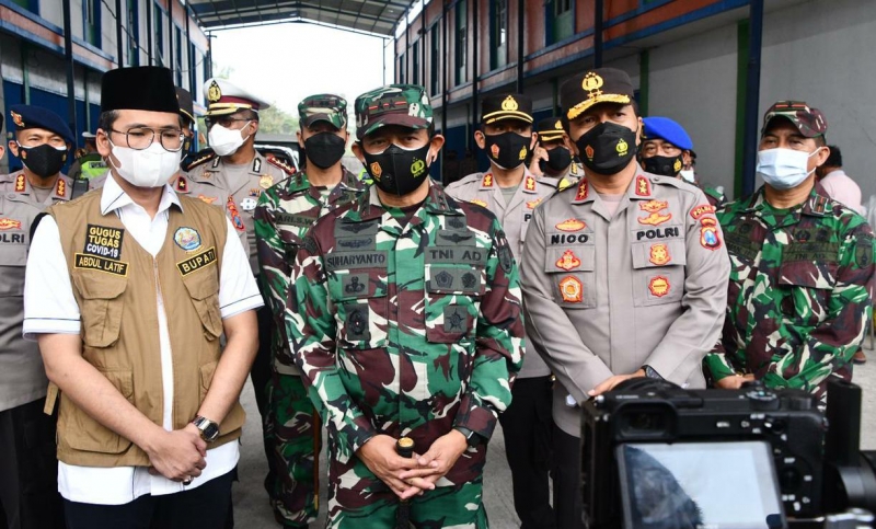 Pangdam V/Brawijaya, Mayjen TNI Suharyanto bersama Kapolda Jatim, Irjen Pol Nico Afinta saat meninjau RS di Bangkalan. (Pendam V/Brawijaya)