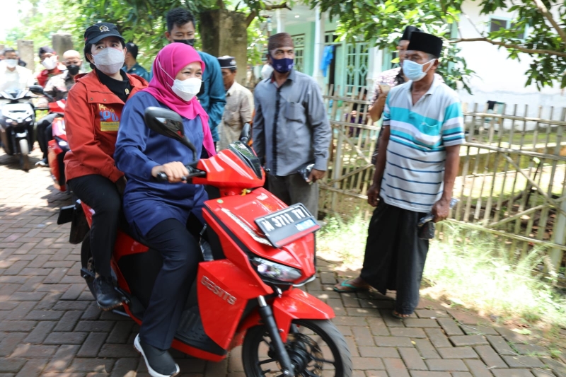 Gubernur Jawa Timur, Khofifah Indar Parawansa memboncen Ketua DPR RI Puan Maharani denan sepeda motor menyambangi Pulau oksigen terbaik dunia Gili Iyang di Kabupaten Sumenep, Kamis (3/3/2022).