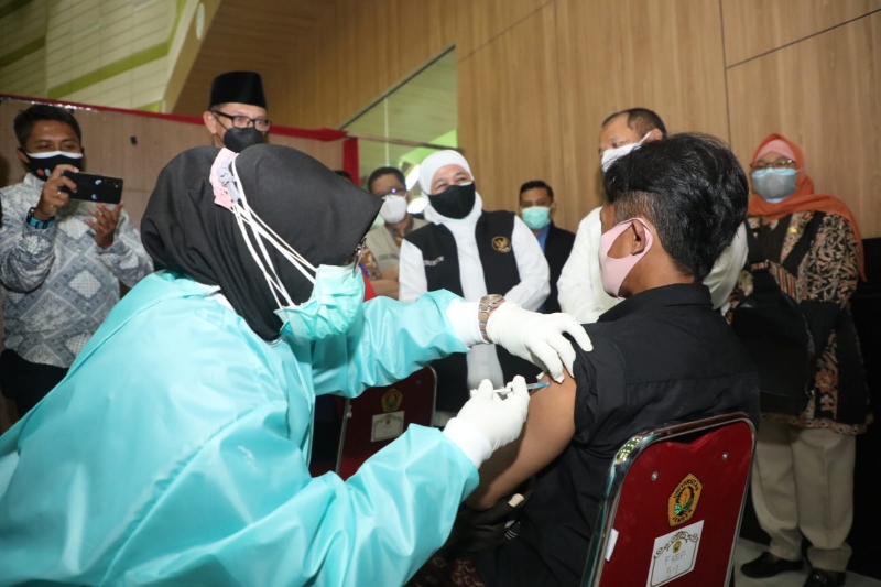 Gubernur Jawa Timur Khofifah Indar Parawansa saat peninjauan kegiatan vaksinasi yang diselenggarakan di Universitas Jember (Unej).