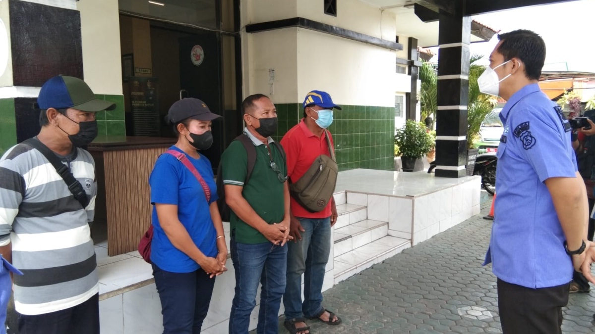 Beberapa orang yang diduga calo diamankan petugas.