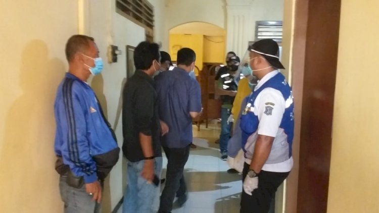 Petugas saat melakukan evakuasi korban di hotel kawasan Peneleh Surabaya