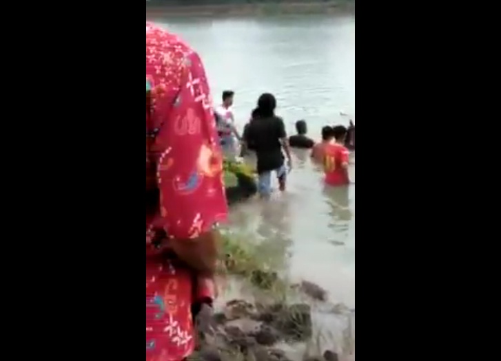 Suasana evakuasi tiga remaja putri asal Desa Cerme Kidul, Kecamatan Cerme ditemukan meninggal dunia dalam sebuah waduk. | WA broad