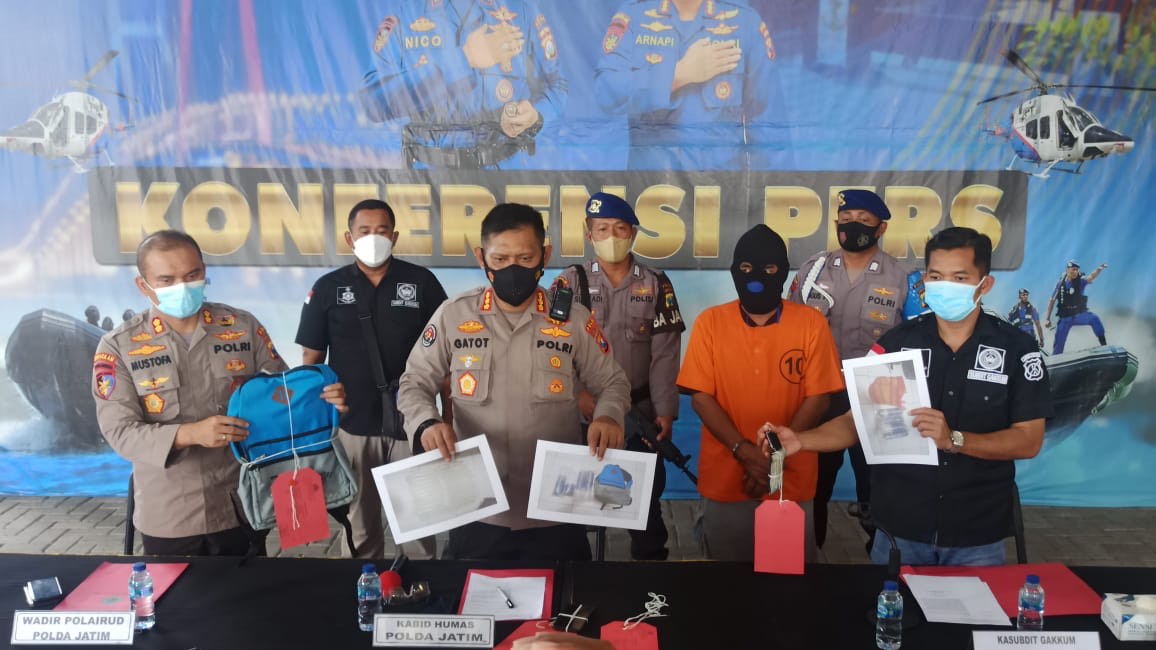 Polisi saat menunjukkan barang bukti foto benur yang dibawa pria berinisial W