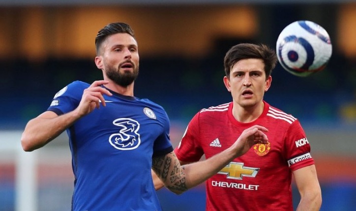 Kapten MU Harry Maguire berebut bola dengan penyerang Chelsea Olivier Giroud dalam lanjutan Liga Inggris di Stadion Stamford Bridge, London, Minggu (28/2/2021) waktu setempat. (ANTARA/REUTERS/POOL/Clive Rose)