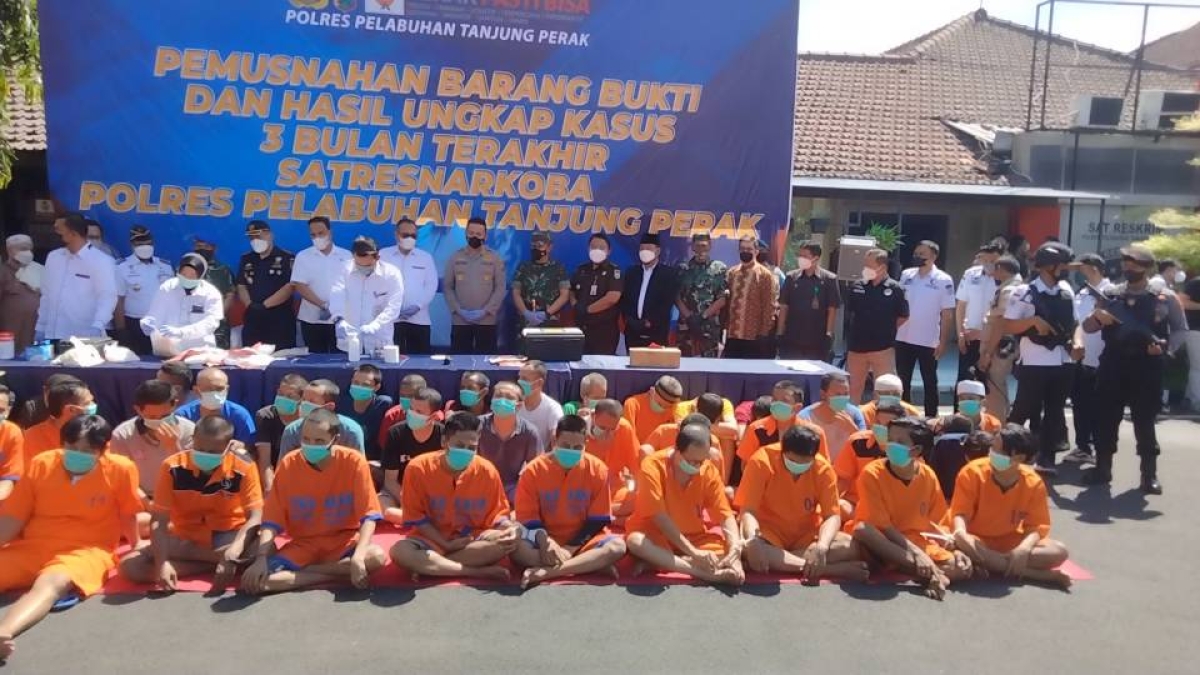 Puluhan Tersangka di Mapolres Tanjung Perak Surabaya.