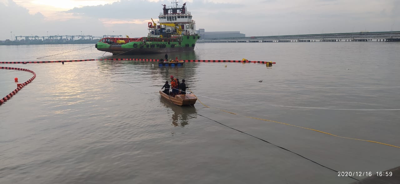 Proses evakuasi bangkai kapal MV Mentari Crystal di dermaga Domestik Terminal Teluk Lamong