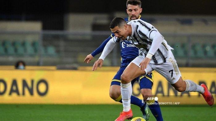 Penyerang Juventus Cristiano Ronaldo pada pertandingan melawan Verona di Stadion Marcantonio Bentegodi, Verona, Minggu (28/2/2021) dinihari. 