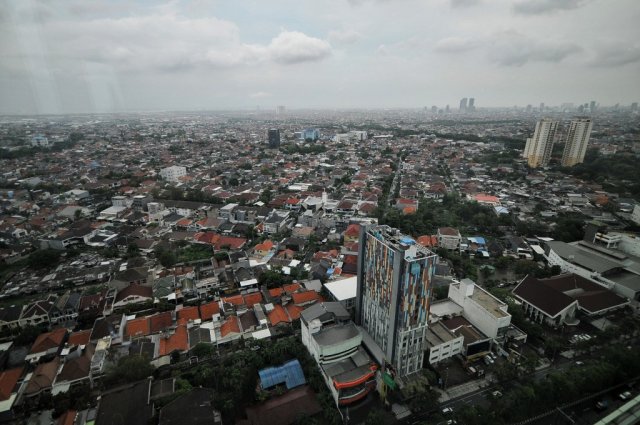 Ilustrasi kondisi cuaca di Surabaya. Foto diambil dari atas gedung kawasan Jalan HR Muhammad Kota Surabaya (FOTO: JULIAN)