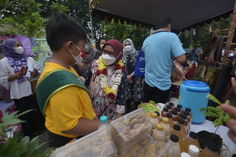 Ketua Dekranasda Kota Surabaya, Rini Indriyani.saat kujungi basar UMKM. (Pemkot)