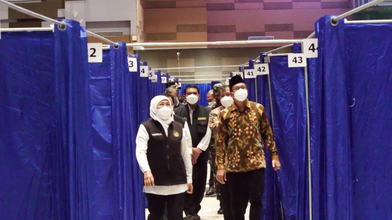 Gubernur Khofifah saat meninjau RS Lapangan BPWS sisi Bangkalan, Minggu (6/2/2022).