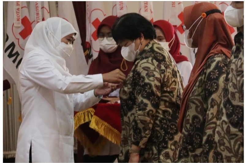 Gubernur Jawa Timur, Khofifah Indar Parawansa memberikan penghargaan Satya Lencana dan Piagam Pada kepada 552 pendonor darah.