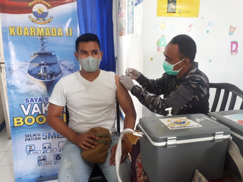 Vaksinasi booster mobile Koarmada II sasar warga perumahan di wilayah Surabaya, Minggu (27/2/2022). (Dispen Koarmada II)