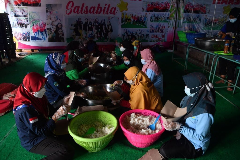 Dapur umum pengungsian korban bencana longsor Ngetos, Nganjuk. (TIRTO)