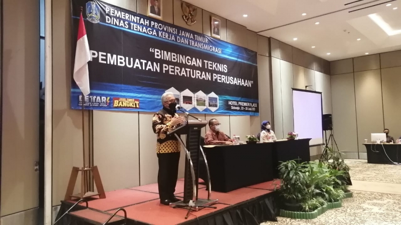 Kadisnakertrans Prov Jatim, Himawan Estu Bagijo saat membuka bimtek, Rabu (23/6/2021) malam (Kominfo)
