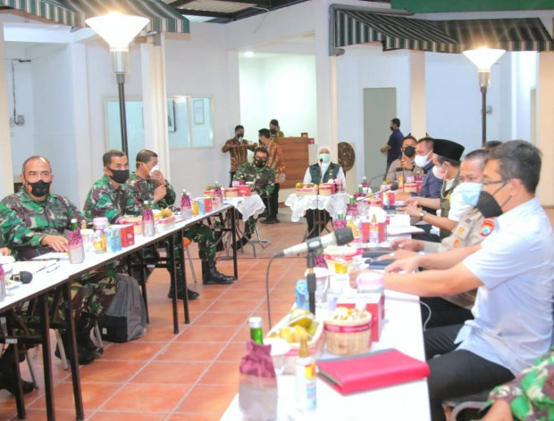 Rapat koordinasi penanganan kasus Covid-19 Bangkalan, di kantor BPWS. (Kominfo Jatim)