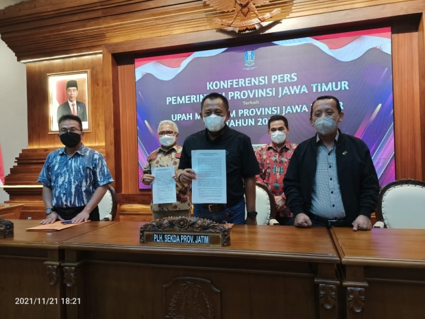 Plh Sekdaprov Jatim, Heru Tjahjono bersama dewan pengupahan Provinsi Jatim dan Disnakertrans di gedung negara Grahadi, Minggu (21/11/2021).