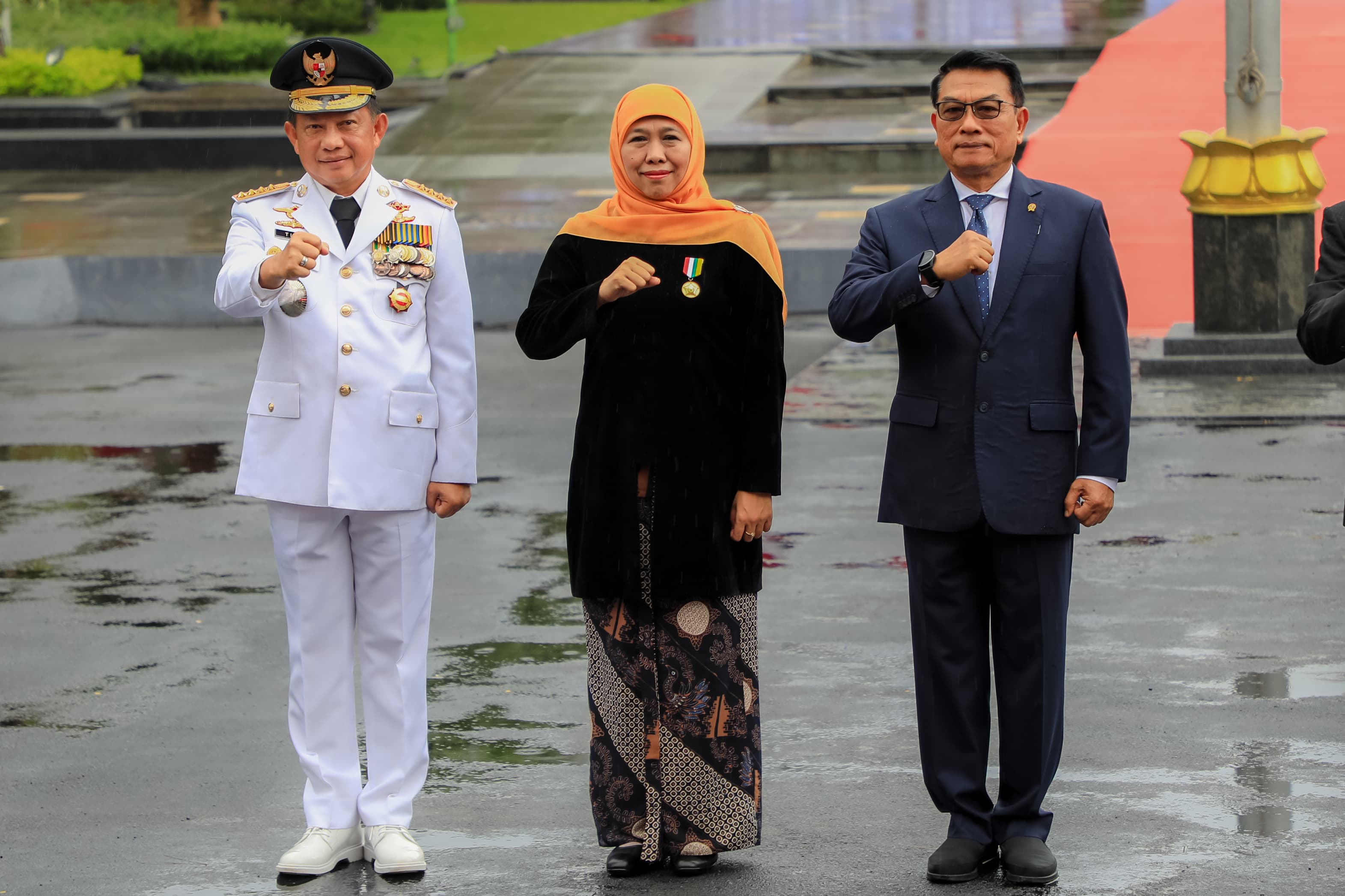 Gubernur Jatim 2019-2024 Khofifah Indar Parawansa menerima penghargaan dari Menteri Dalam Negeri Tito Karnavian, saat gelaran Peringatan Hari Otonomi Daerah ke-28 yang diselenggarakan di Taman Surya Balai Kota Surabaya, Kamis (25/4/2024). 
