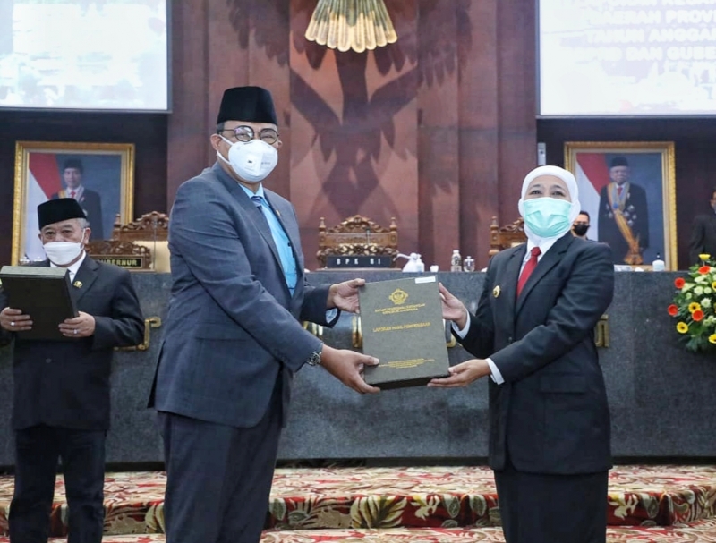 Gubernur Jatim, Khofifah Indar Parawansa bersama ketua DPRD Jatim, Kusnadi saat menerima penghargaan WTP dari BPK di DPRD Jatim.