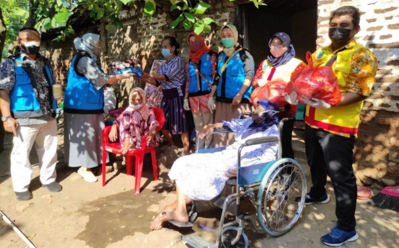 Tim JSC Dinsos Jatim saat mengunjungi lansia
