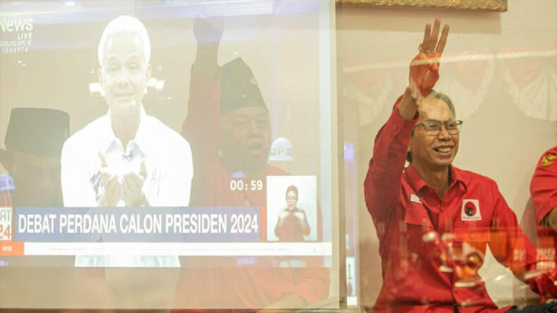 Ketua DPC PDI Perjuangan Kota Surabaya Adi Sutarwijono menyaksikan debat perdana capres