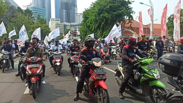 Demo buruh di Grahadi, Surabaya.