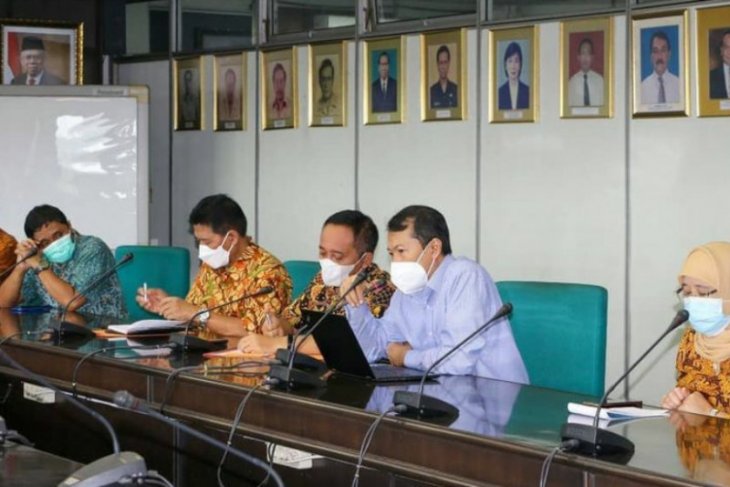 Kepala Bagian Administrasi Perekonomian dan Usaha Daerah Pemkot Surabaya Agus Hebi Djuniantoro (tengah) bersama lima jajaran Dewas PDAM Surabaya periode 2021-2024 di kantor PDAM Surabaya, Senin (10/5/2021).