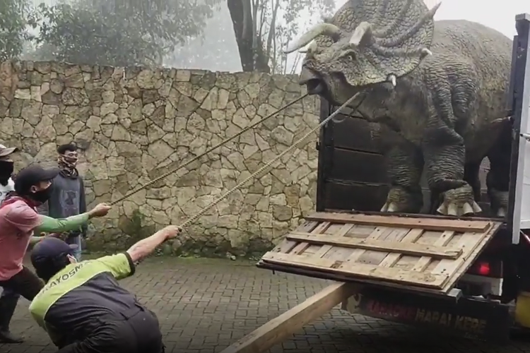 Screenshot video penjinakan dinosaurus di Mojosemi Forest Park, Magetan